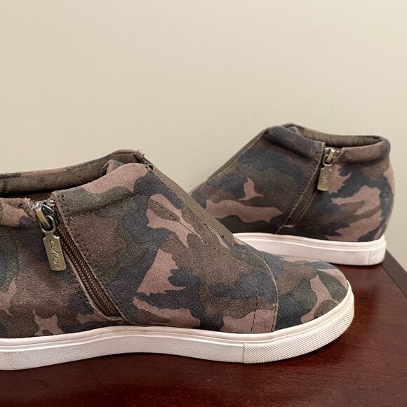 Aqua College Camouflage Suede Waterproof Sneakers SIZE 8 - Picture 5 of 8